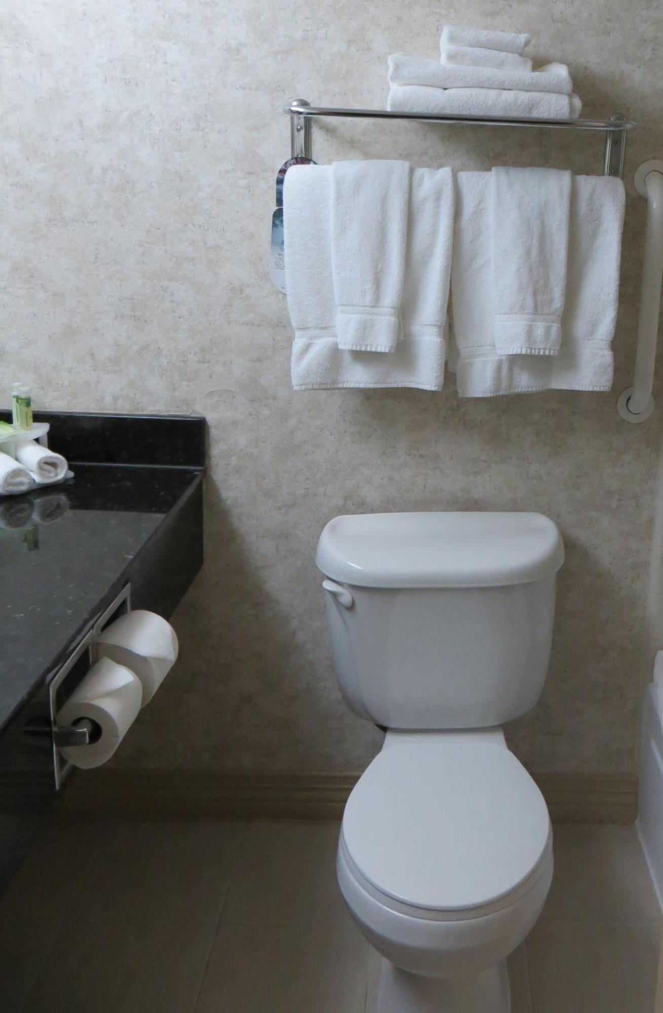 Holiday Inn Express Pembroke By Ihg Room photo